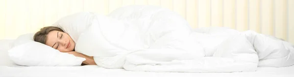 Den Unga Kvinnan Sover Sängen Bakgrunden Blind — Stockfoto