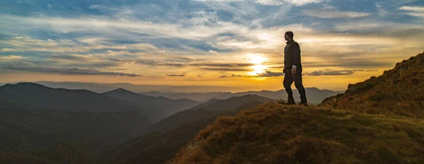 Homem Rocha Com Pôr Sol Pitoresco — Fotografia de Stock