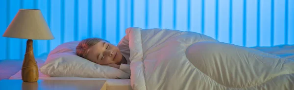 Χαρούμενο Κορίτσι Που Κοιμάται Στο Κρεβάτι Βραδινή Νύχτα — Φωτογραφία Αρχείου