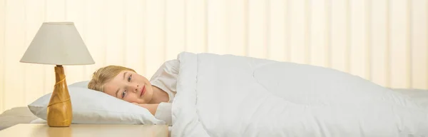 Menina Feliz Deitar Cama — Fotografia de Stock