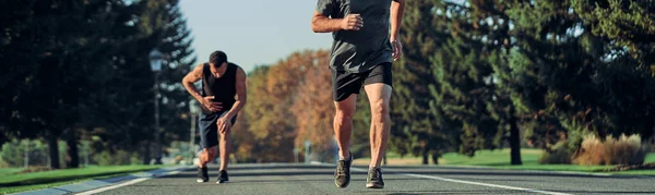 Dva Sportovci Běhají Silnici — Stock fotografie