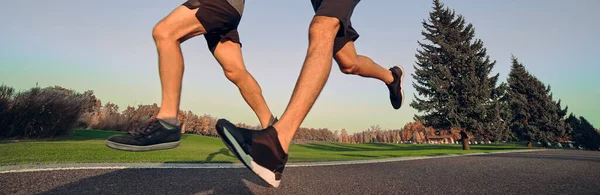 Die Zwei Glücklichen Sportler Die Auf Der Gasse Laufen — Stockfoto