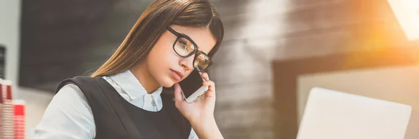 Mulher Negócios Telefona Perto Computador Portátil Mesa — Fotografia de Stock