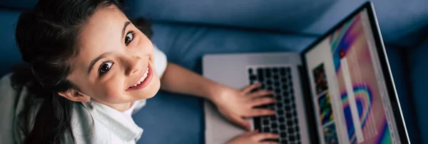 Happy Girl Laying Sofa Laptop — Stock Photo, Image