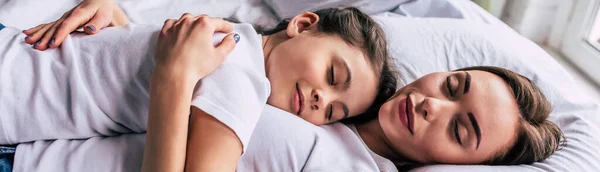 Filha Atraente Uma Mãe Dormindo Cama — Fotografia de Stock