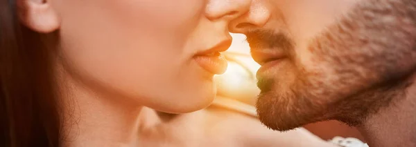 Çekici adam ve bir kadın öpüşüyor.