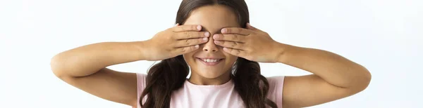 Счастливая Девушка Прячет Глаза Белом Фоне — стоковое фото