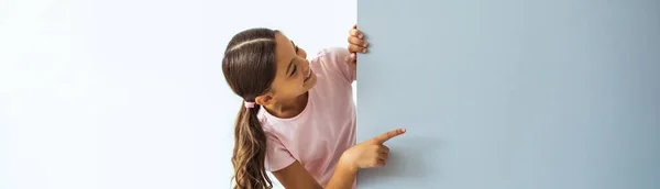 Bambina Piedi Sopra Muro Gesticolare Sfondo Bianco — Foto Stock