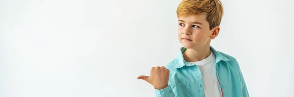 Der Kleine Junge Gestikuliert Auf Dem Weißen Hintergrund — Stockfoto