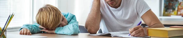 Slaperige Man Een Jongen Maken Huiswerk Aan Het Bureau — Stockfoto