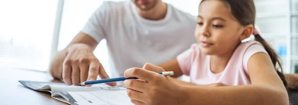 Homme Une Fille Faisant Leurs Devoirs Bureau — Photo