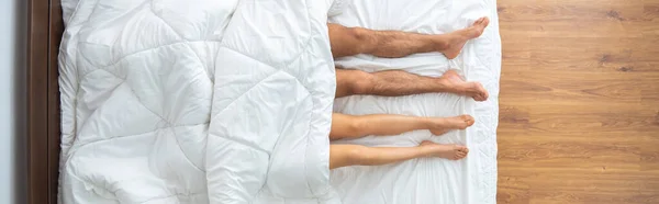 Das Paar Liegt Unter Einer Bettdecke Auf Dem Bett Blick — Stockfoto