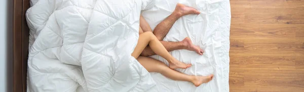 Das Paar Liegt Unter Einer Decke Auf Dem Bett Blick — Stockfoto