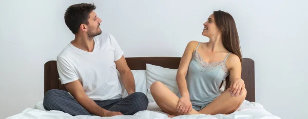 Young Couple Sitting Bed White Background — Stock Photo, Image