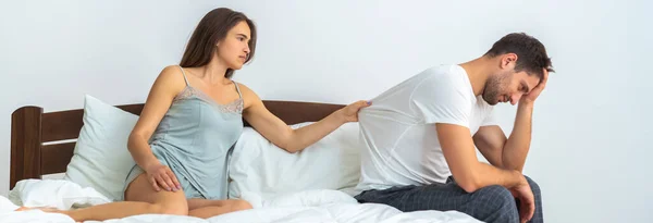 Der Unglückliche Mann Und Eine Frau Auf Dem Bett Auf — Stockfoto