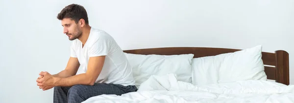 Καταθλιπτικός Άντρας Που Κάθεται Στο Κρεβάτι Στο Λευκό Φόντο — Φωτογραφία Αρχείου