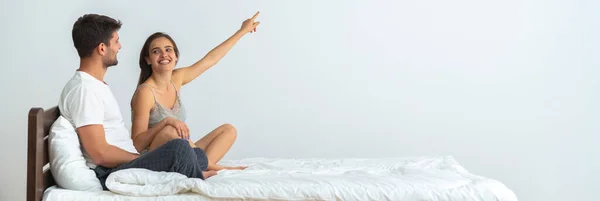 Feliz Pareja Cama Haciendo Gestos Sobre Fondo Blanco —  Fotos de Stock