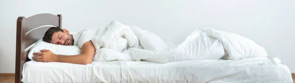 Hombre Durmiendo Cama Sobre Fondo Blanco — Foto de Stock