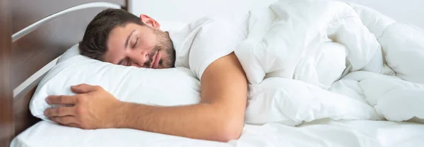 Hombre Guapo Durmiendo Cama Sobre Fondo Blanco —  Fotos de Stock