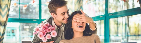 Hombre Feliz Hace Una Sorpresa Con Flores Para Una Mujer — Foto de Stock
