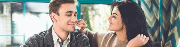 Het Gelukkige Stel Heeft Een Romantisch Afspraakje Een Café — Stockfoto