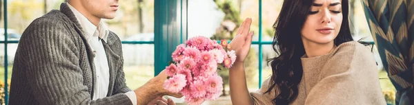Woman Reject Flowers Her Boyfriend Restaurant — Stock Photo, Image