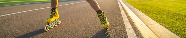 Uomo Anziano Con Gli Occhiali Sole Pattinare Sulla Strada Sullo — Foto Stock