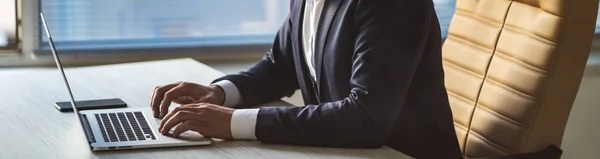 Hombre Con Gafas Trabajando Con Portátil Escritorio — Foto de Stock