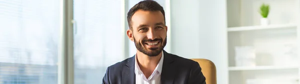 Gelukkige Zakenman Zit Aan Tafel Met Een Laptop — Stockfoto