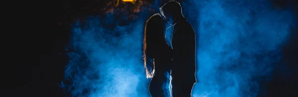 Mies Nainen Suutelevat Kadulla Sinisellä Savutaustalla Yöaika — kuvapankkivalokuva