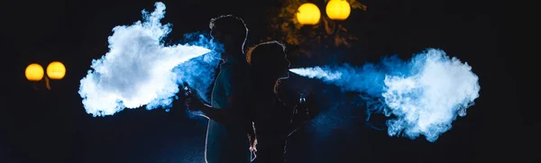 Mannen Kvinnen Røyker Elektrisk Sigarett Den Mørke Gaten Natttid – stockfoto