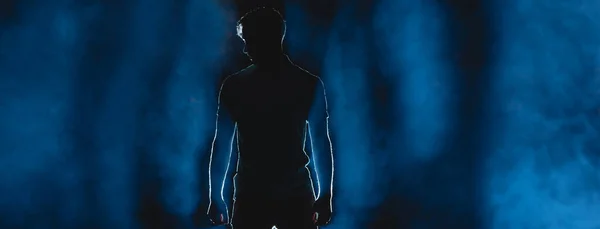 Mies Seisoo Pimeällä Kadulla Sinisen Savun Taustalla Yöaika — kuvapankkivalokuva