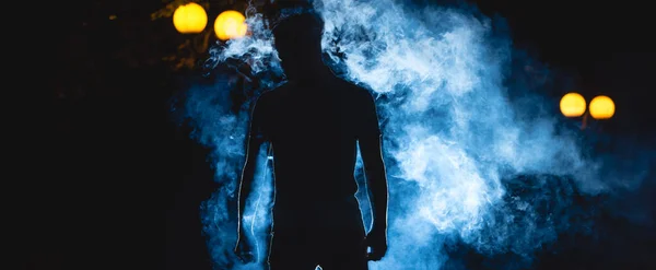 Mannen Står Den Blå Røykbakgrunnen Natttid – stockfoto