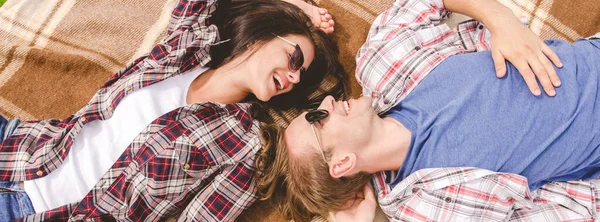 Gelukkige Man Vrouw Een Zonnebril Lagen Grond — Stockfoto