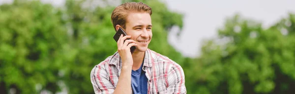 Den Stiliga Mannen Telefon Naturen — Stockfoto