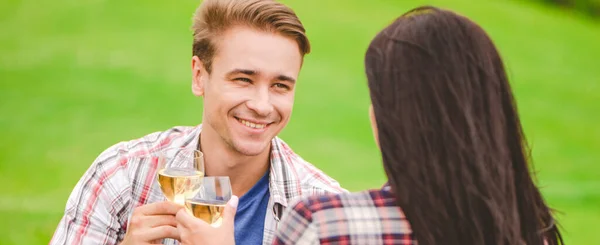 Mannen Kvinnen Drikker Alkohol Naturen – stockfoto