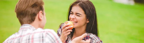 Mujer Come Una Manzana Cerca Del Hombre Aire Libre — Foto de Stock