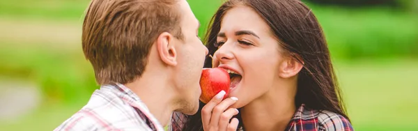 Man Vrouw Hebben Een Appel Gebeten — Stockfoto