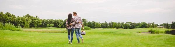 Der Mann Und Die Frau Die Gras Gehen — Stockfoto