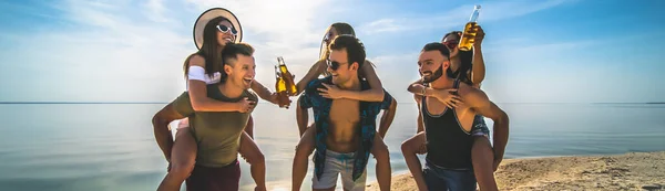 Παρέα Των Φίλων Που Διασκεδάζουν Στην Παραλία — Φωτογραφία Αρχείου