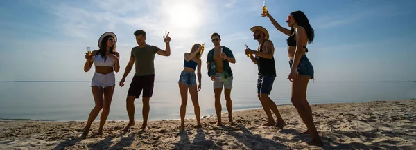 Gruppo Amici Che Ballano Spiaggia — Foto Stock