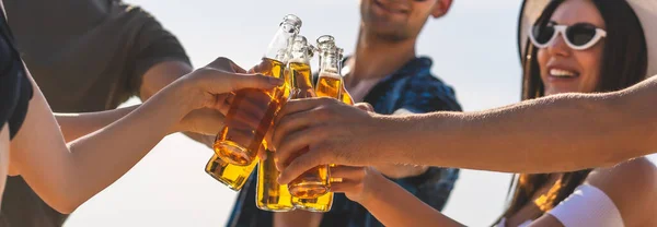 Giovani Amici Che Tengono Bottiglie Con Birra Alla Festa Spiaggia — Foto Stock