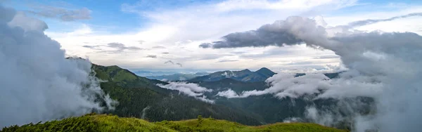 Die Schöne Berglandschaft Auf Dem Weißen Wolkenhintergrund — Stockfoto