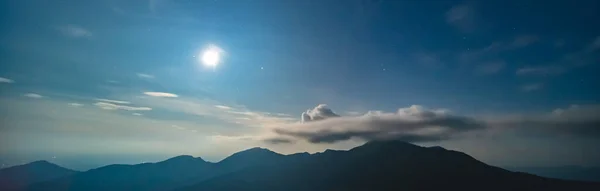 Luna Luminosa Nel Cielo Stellato Sullo Sfondo Della Nuvola — Foto Stock