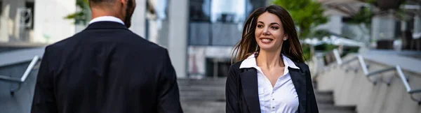 Happy Woman Man Walking Business Center — Stock Photo, Image