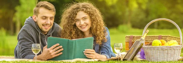 Casal Feliz Leigos Ler Livro Parque — Fotografia de Stock