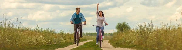 Pria Dan Wanita Yang Bahagia Mengendarai Sepeda Lapangan — Stok Foto