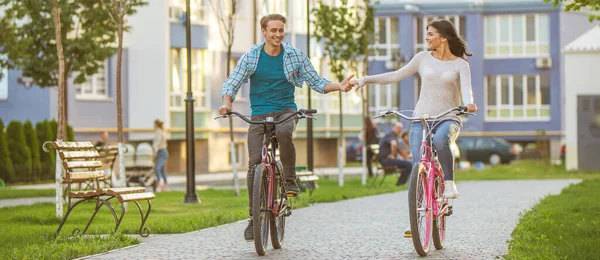 Άντρας Και Γυναίκα Που Κάνουν Ποδήλατο Ένα Πάρκο — Φωτογραφία Αρχείου