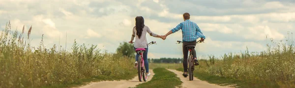 Man Vrouw Een Fiets Een Veld — Stockfoto