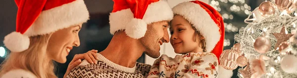 Den Glada Pojken Med Föräldrar Julgran Bakgrund — Stockfoto